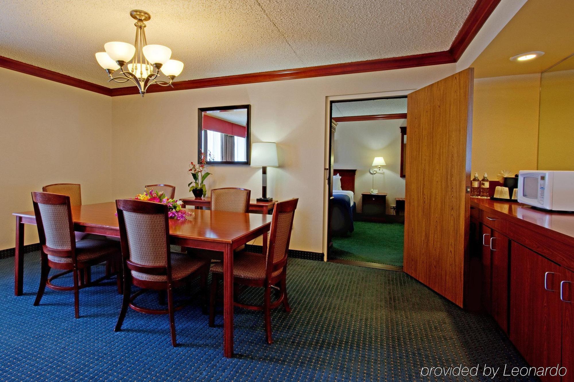 Holiday Inn La Mirada Buena Park By Ihg Номер фото